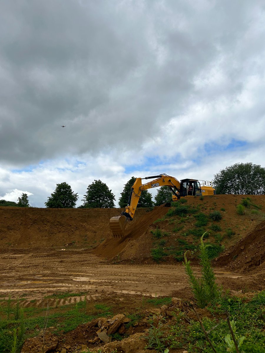 Watling_JCB's tweet image. Watch the JCB 370X at the Watling JCB Operator Challenge today! 🚜💪

🟡 8.9L Cummins L9 engine
🟡 Dig Depth: 8.36m
🟡 Weight: 39,888 kg

Experience it yourself at Pitsford Quarry tomorrow. Registration link: watling-jcb.com/event-register…

#JCB #OperatorChallenge #370X