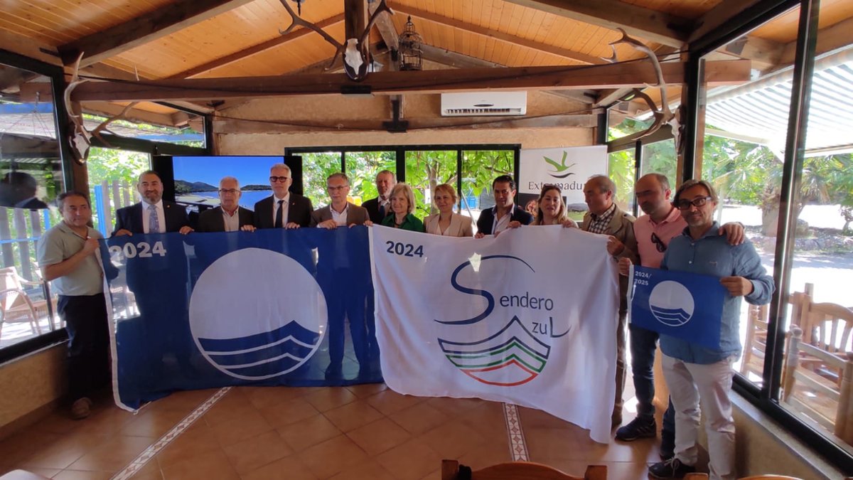 ➡️ Hoy se ha celebrado la ceremonia de entrega de las Banderas Azules 2024 en Extremadura. Enhorabuena a los 9 municipios extremeños por las 9 playas y 5 centros azules premiados 👏🏼 📍Talarrubias, Badajoz  @extremadura_tur  #banderaazul #blueflag #adeac #feeglobal