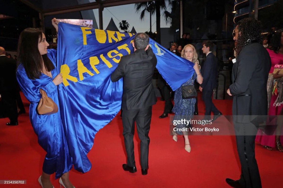🇫🇷 | Activistas del @Coll_Nemesis irrumpieron en el festival de cine de Cannes para exigir la expulsión de Europa de los violadores extranjeros.
