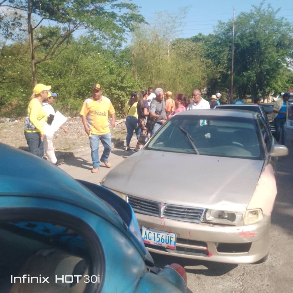 Hoy viernes el comando por Vzla, fuimos a la cola de la bomba de gasolina central en Ocumare del Tuy, a conversar cara a cara 🚙 con los que duran horas esperando para echar gasolina