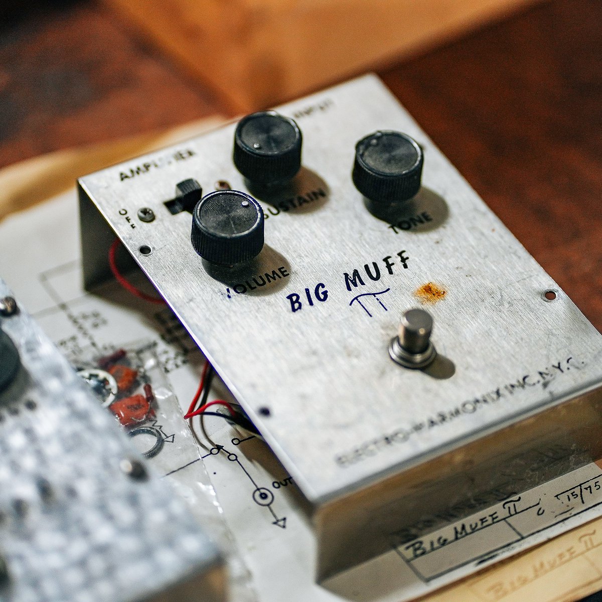 The OG BMP, the V1 'Triangle' Big Muff Pi is a Muff of now legendary status with its violin-like sustain and smooth harmonic distortion!
Check out EHX's modern reissue ehx.com/trianglebigmuf…

#ehx #guitarpedals #guitargear #guitareffects #electroharmonix #bigmuff