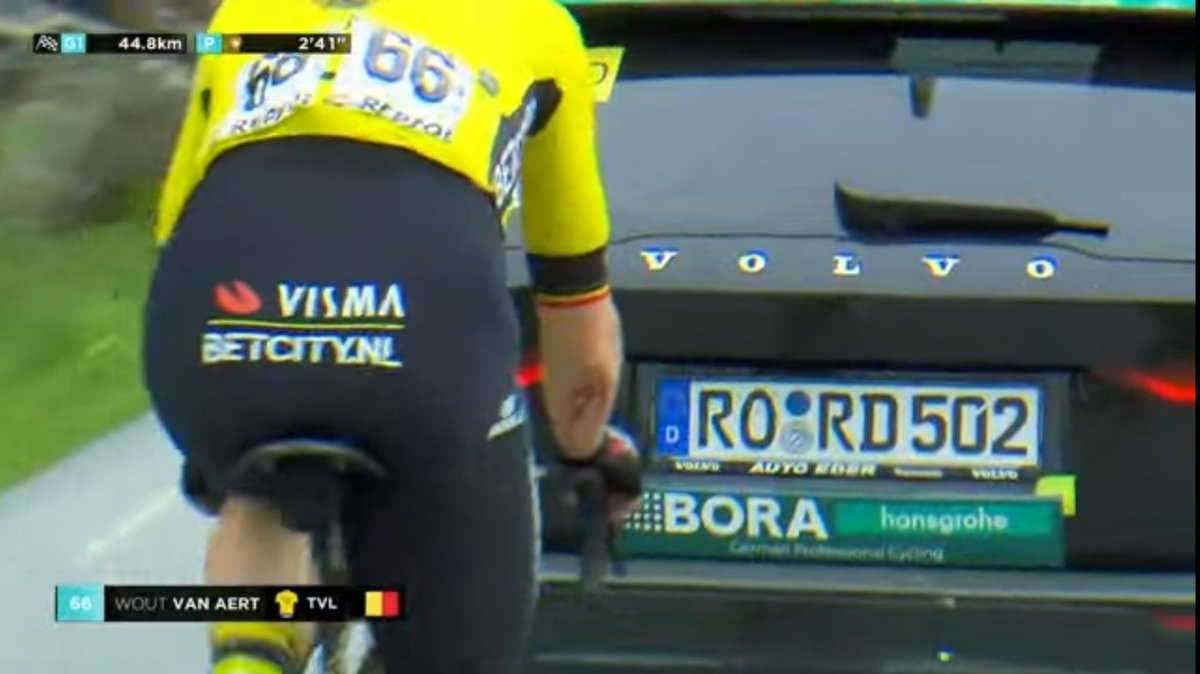 🏁45 km to go

Wout van Aert seems to have been involved in a small crash. He is okay by the looks of things and on his way back to the peloton, with only a few scratches on his elbow.

#ToN24
