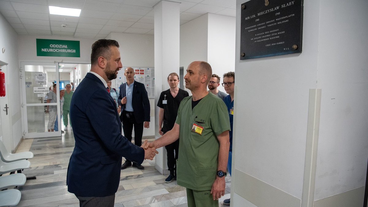 KosiniakKamysz's tweet photo. Każdego dnia rozwijamy wojskową służbę zdrowia, przyśpieszamy inwestycje w nowoczesny sprzęt i infrastrukturę. Tworzenie wojsk medycznych jest dla nas sprawą priorytetową. W takich szpitalach wojskowych jak ten w Krakowie, pomoc znajdują nie tylko żołnierze, ale wszyscy mieszkańcy regionu.