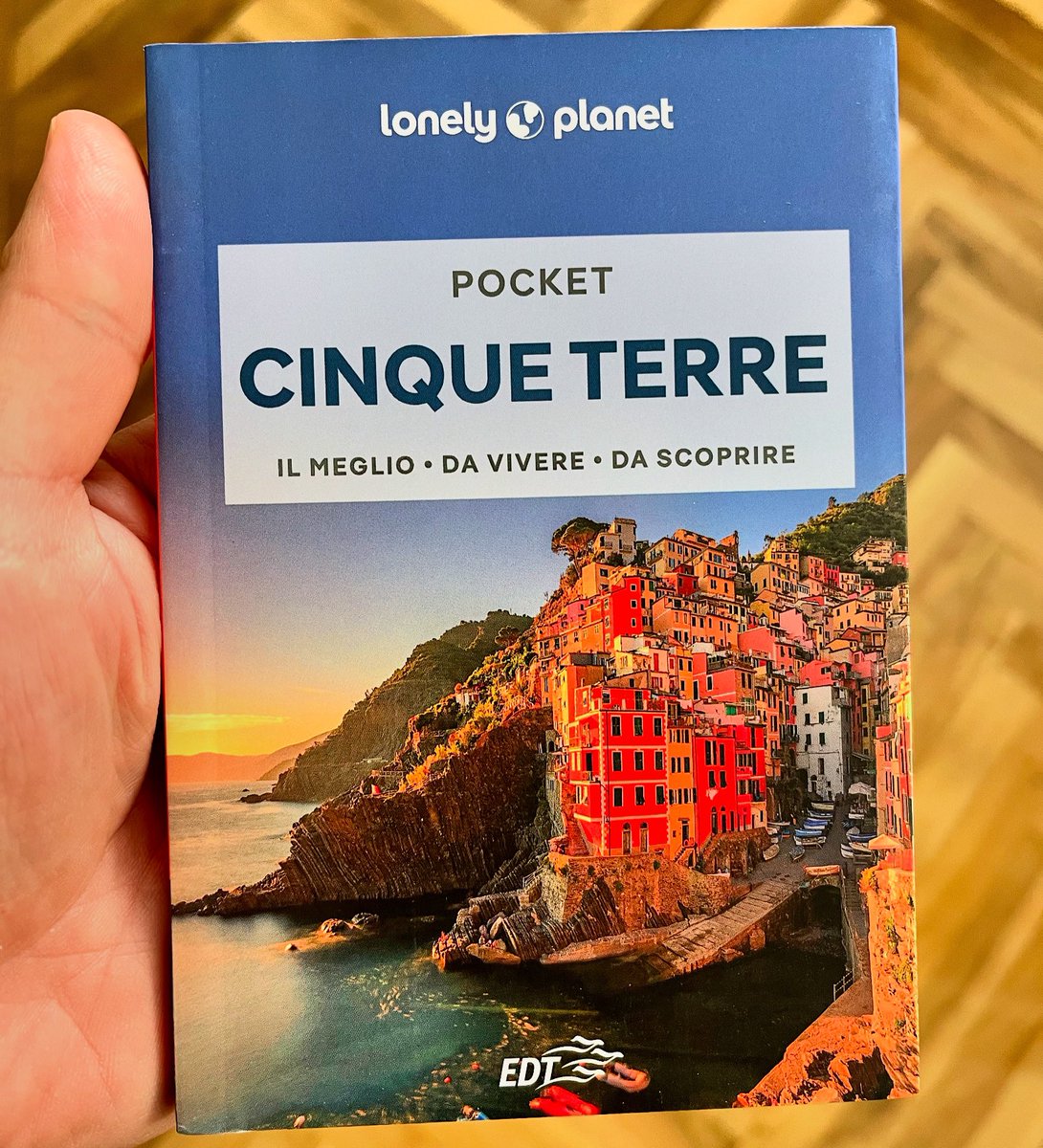 Quando esce una nuova guida in libreria è sempre una grande emozione. Per questa il grosso del lavoro l’ha fatto @pieropasini80, ma sono contento di aver dato il mio contributo. Prendete le scarpe da trekking, uno zaino e iniziate a camminare! #cinqueterre #lonelyplanetitalia