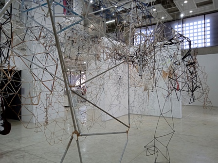 Edcruzideas's tweet photo. #arquitectura
"Reticularea colectiva", 2024. Instalación en Sala Mendoza, #UNIMET; reinterpreta la obra "Reticularea" de #Gego. Organizada por Miguel Braceli, curaduria Fundación Gego y Stefanie Reisinger con participación de artistas nacionales y extranjeros
#arte  #photography https://t.co/VimRSr1y1b