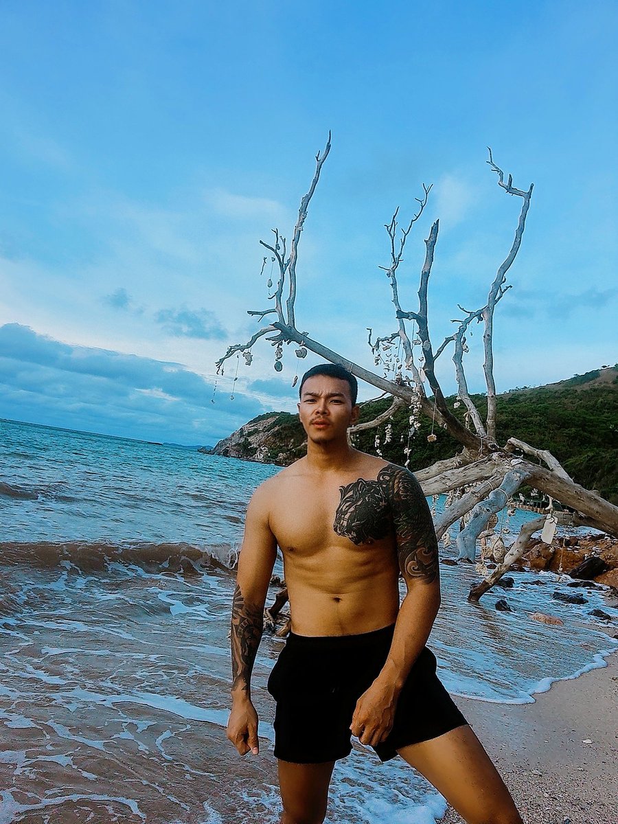 nsky963's tweet photo. เที่ยวเกาะล้านวันนี้🏖️🌴🏄🌧️⛈️⛱️ https://t.co/jXjulw1cn6