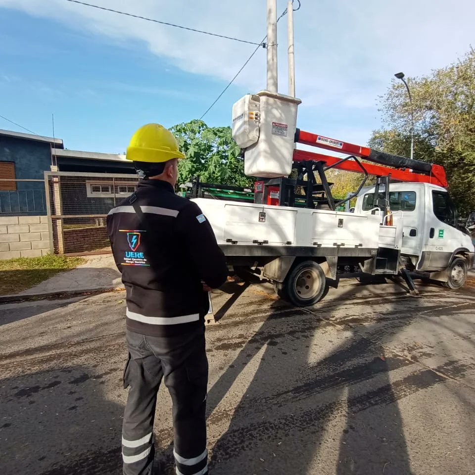 UEREmunicba's tweet photo. ⚠️Acudimos a los reclamos que ingresan por nuestros vecinos📣

👷‍♂️El personal estuvo presente en Barrio Colinas del Cerro, en el lugar se detecto preensamblado de Epec prendido Fuego.🤯
@MuniCba @GuardiaUrbanaOk
@veritoalf @VignettaClaudio
@PasseriniOk https://t.co/tFa9adj1dx