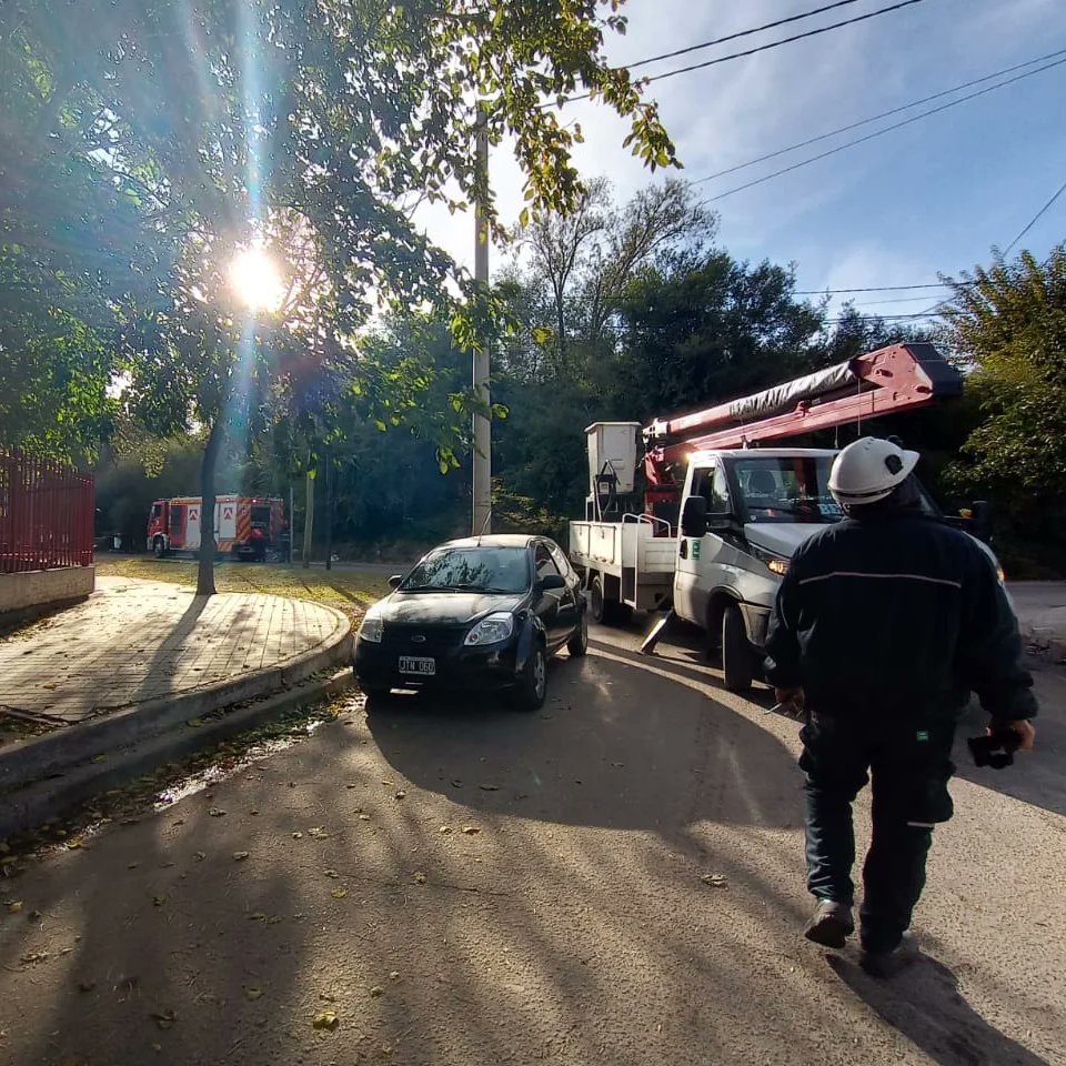 UEREmunicba's tweet photo. ⚠️Acudimos a los reclamos que ingresan por nuestros vecinos📣

👷‍♂️El personal estuvo presente en Barrio Colinas del Cerro, en el lugar se detecto preensamblado de Epec prendido Fuego.🤯
@MuniCba @GuardiaUrbanaOk
@veritoalf @VignettaClaudio
@PasseriniOk https://t.co/tFa9adj1dx