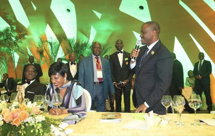SOROKGUILLAUME's tweet photo. MESSAGE D’HOMMAGE ET DE RECONNAISSANCE A MME HENRIETTE KONAN #BEDIE

Chère Madame Henriette Konan Bédié, 
Chère Maman,
C'est avec une profonde émotion que je prends ma plume pour vous adresser cette lettre en ces moments difficiles, suite au décès de votre époux bien-aimé, l'ancien Président Henri Konan Bédié, mon parrain. Sa disparition, aussi inattendue que soudaine, représente une perte immense pour la Côte d'Ivoire, mais aussi pour vous, qui avez su être une épouse modèle et une figure exemplaire à ses côtés tout au long de vos 66 années de mariage.
En vous adressant cette lettre, mon objectif est double : d’une part, saluer vos innombrables qualités d’épouse modèle et amplifier la diffusion des leçons d’une vie de famille réussie que vous léguez à la nouvelle génération ; d’autre part, vous témoigner la reconnaissance de nombreux Ivoiriens pour vos actes et marques d’humanisme.
Votre histoire avec le Président Bédié est une véritable leçon d'amour et de dévouement. À l'âge de 19 ans, vous avez dit "oui" à cet homme qui deviendrait le Président de la République, et dès lors, vous avez été à ses côtés, l'accompagnant à chaque étape de sa vie et partageant avec lui les hauts et les bas de son parcours exceptionnel. 
Vous avez tout quitté pour le suivre, des bancs d'étudiants à Poitiers jusqu'aux fonctions prestigieuses d'Ambassadeur aux États-Unis et de ministre de l’Économie, sans oublier ses mandats en tant que Député, Maire, Président de l'Assemblée nationale et Président de la République. Vous avez été sa compagne fidèle, sa conseillère, son soutien indéfectible dans les moments de triomphe comme dans les périodes de difficulté.
La force de votre amour a été mise à l'épreuve lorsqu'il a été renversé par un coup d'État militaire et que vous avez dû le suivre sur le chemin de l'exil. Ensemble, vous avez surmonté les obstacles, revenant main dans la main, pour continuer votre engagement envers la Côte d'Ivoire. 
Rien de surprenant donc que les témoignages de votre affection réciproque soient si visibles et si touchants. Il vous chérissait en public et vous appelait affectueusement "ma douce colombe" ou "ma biche royale", soulignant ainsi la place privilégiée que vous occupiez dans son cœur. Qui en Côte d’Ivoire ignore que la force de son amour pour vous était telle qu’il ajouta le prénom Henri à son patronyme, pour que vous soyez Henri et Henriette ?
Malgré les tracas et fracas de la vie politique, vous avez trouvé les ressources physiques, psychologiques et morales pour mener le combat de la promotion du bien-être de vos concitoyens à travers la Fondation SERVIR. Deux de vos actions traversent le temps tellement l’impact est grand :
• La lutte pour l’éradication de la poliomyélite en Côte d‘Ivoire dans laquelle vous vous êtes admirablement engagée  ;
• Le centre international SERVIR d’hémodialyse et de greffes rénales d’Abidjan, dont vous avez posé la première pierre le 24 octobre 2011 et dont vous achevez la construction, à Attécoubé. 
Je me permets également de témoigner de votre bienveillance envers moi. Lorsque j'ai démissionné de la présidence de l'Assemblée nationale, vous m'avez ouvert vos bras et votre cœur. Vous m'avez offert des sacs de riz pour me nourrir et m'avez assuré que j'aurais toujours un toit et une place à votre table. Votre générosité et votre affection de mère m'ont profondément touché.
Madame Henriette Konan Bédié, chère maman, votre parcours exceptionnel aux côtés du Président Henri Konan Bédié restera un exemple pour les générations futures. Vous avez été un pilier de stabilité et de détermination pour lui, ainsi que pour tous ceux qui ont eu la chance de vous connaître. Votre contribution à la Côte d'Ivoire et votre engagement envers le bien-être des autres sont admirables.

1/2