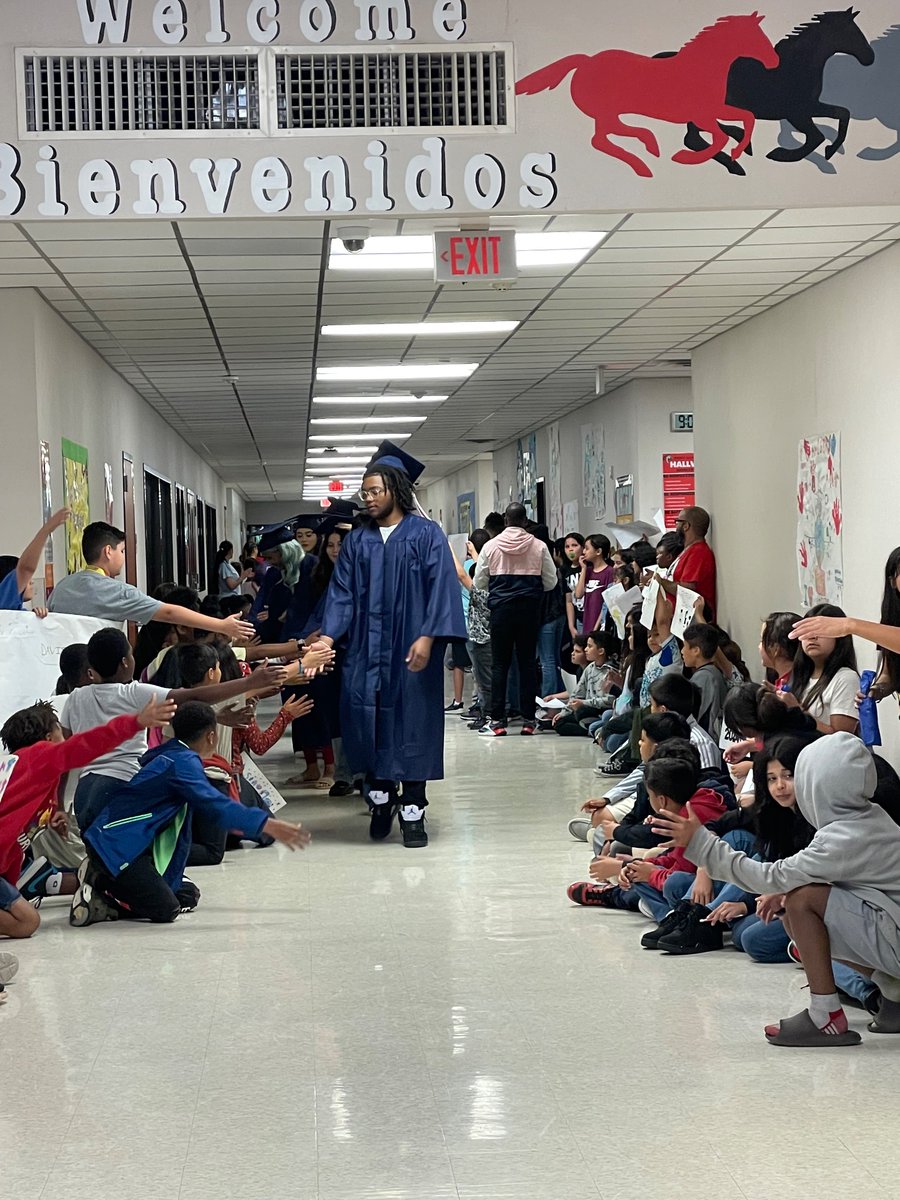 MsDBrimhal's tweet photo. The elementary students are celebrating with the seniors who will graduate next week. #classof24 #graduation @DavisHS_AISD @MyAldine Go Davis Falcons!!!! https://t.co/KNUb6A29GY