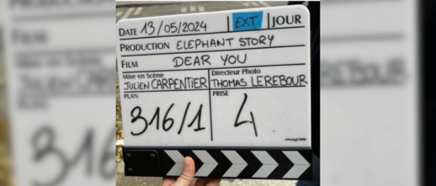 Ecran_Total's tweet photo. "Dear You", le roman d’Emily Blaine, adapté en série pour Prime Video 

Produite par Elephant Story et réalisée par Julien Carpentier, la série "Dear You" sera diffusée en 2025 sur Prime Video. 

https://t.co/3OnngXL8Ja https://t.co/c6BANU2YZD