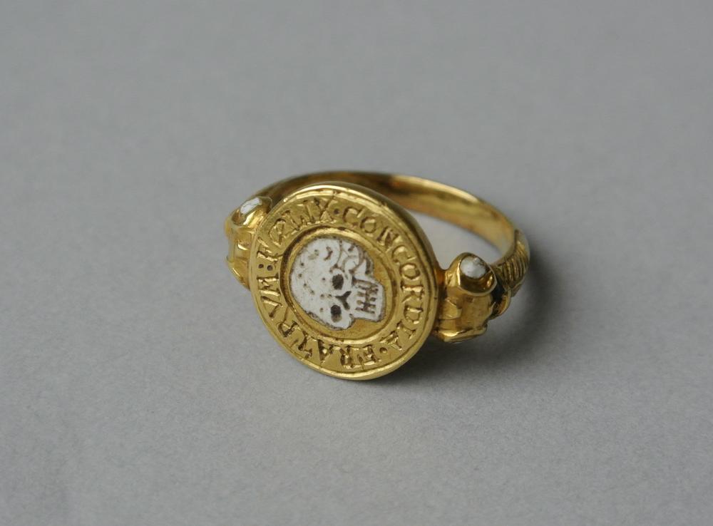 a_hucha's tweet photo. Anel de loito de ouro, con bisela circular que contén unha caveira esmaltada rodeada da lenda latina: FOELIX CONCORDIA FRATRUM. Na parte traseira hai tres letras gravadas: H,I e A. Fabricante descoñecido. Século XVII, Inglaterra.  Conservado no British Museum. https://t.co/ebIzv8L7nU