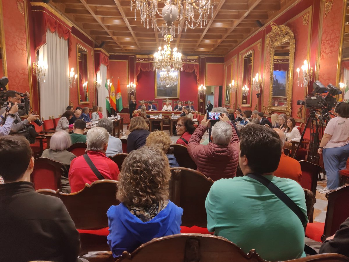 👉 En la tarde de ayer una persona sin hogar fallecía en las calles de Granada.

Esta mañana la Plataforma 'La calle mata', con integrantes de <a href="/APDHAGRANADA/">APDHA Granada</a>, han subido al Pleno municipal tras concentrarse a las puertas del Ayuntamiento para reclamar recursos para este colectivo.