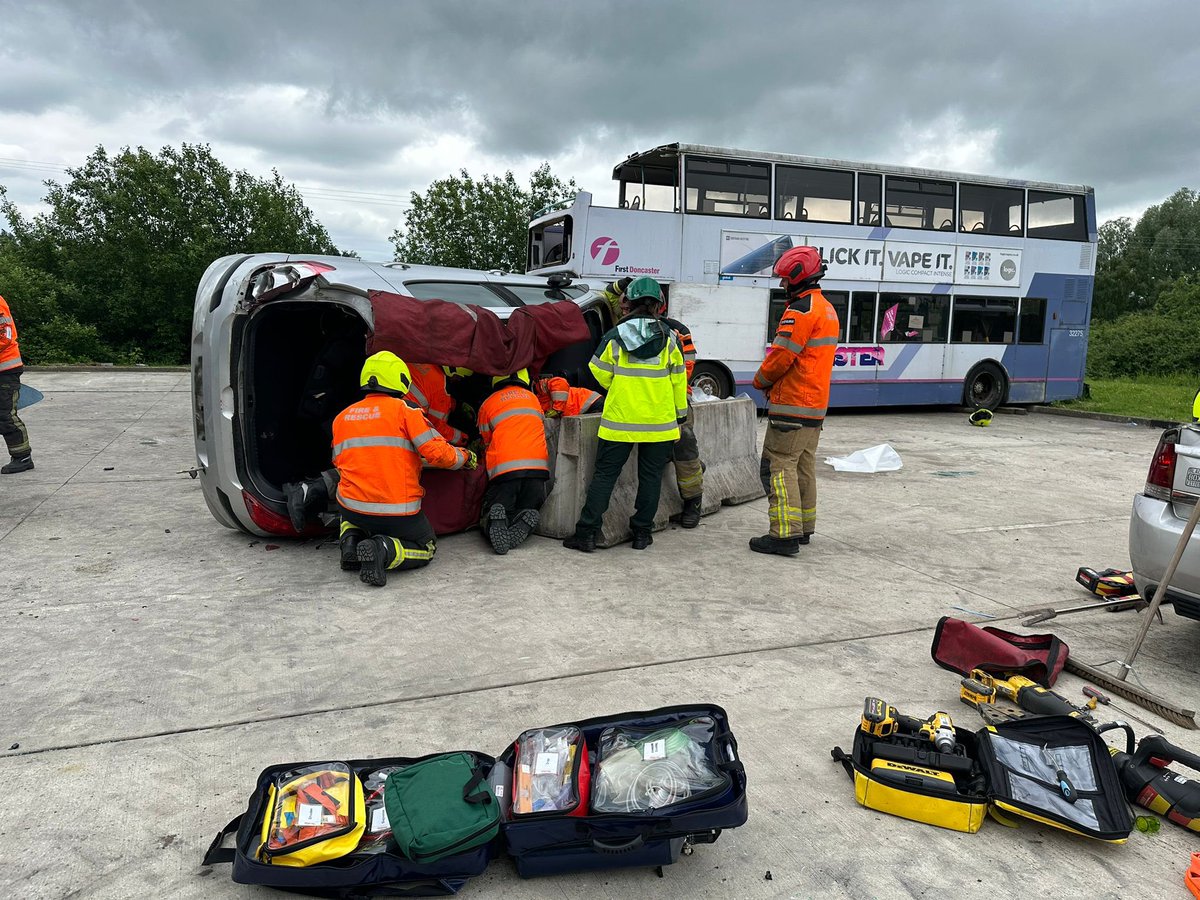 As part of our continued partnership working, this afternoon some of our 2nd/3rd yr #studentparamedics have been working with @SYFR recruits in #prehospital RTC simulation scenarios. Sharing ideas & learning between services can only improve patient care. @jesip999 @AHP_SHU