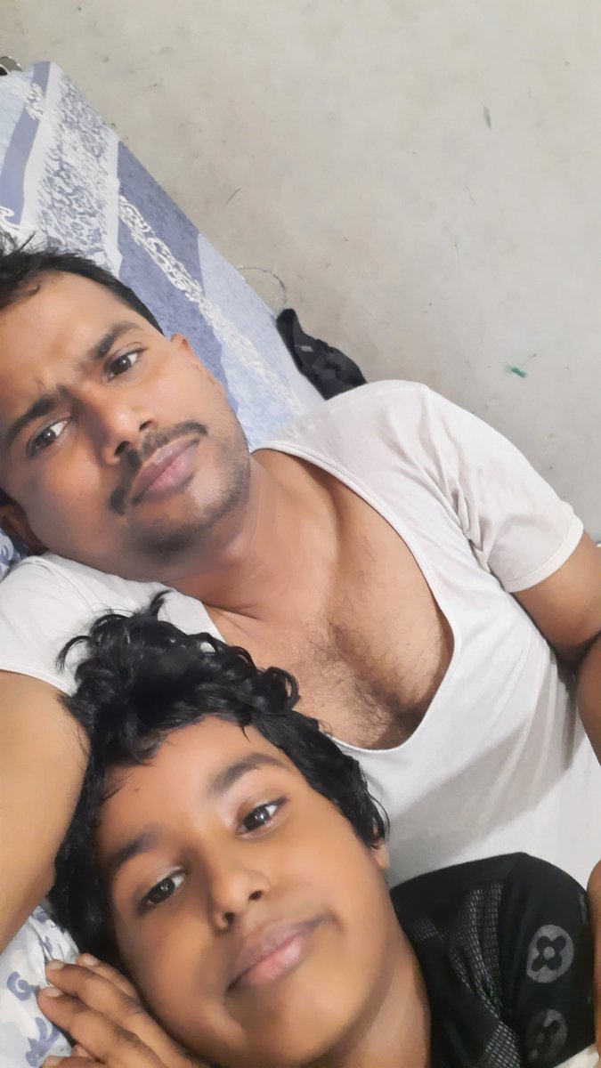 ManojKu78330631's tweet photo. 21वींसदी के भारत में किसी भी मरीज़ की जान सरकारी अस्पतालों में बेड के अभाव में होना एक जघन्य अपराध है, और यह मानवता पे कलंक है, यह विकास की झूठी सच्चाई को भी हमारे सामने उजागर करता है, आओ हम सब मिलकर बिस्तर आंदोलन चला कर इससे निदान पाएँ।  #Right2Health #selfiewithbed
@RahulGandhi https://t.co/e8bYxxym7t