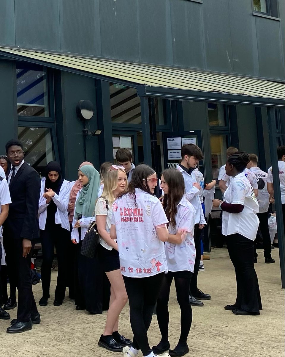 This afternoon we had our year 11 leavers assembly and BBQ outside afterwards to celebrate all their achievements and efforts! Huge thanks to the staff who came down supported and to Beth and Pete for running the BBQ.