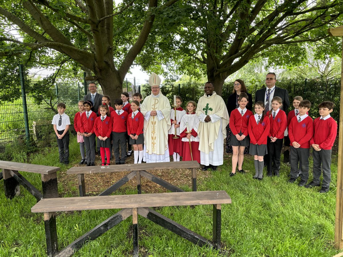 BishopPMcKinney's tweet photo. Great to be invited to say Mass at Holy TrinitySchool, Newark, &amp; to bless the new chapel, altar &amp; lectern as well as 2 Prayer Gardens! A lovely occasion just before half-term. https://t.co/Gy3FOfvdXK