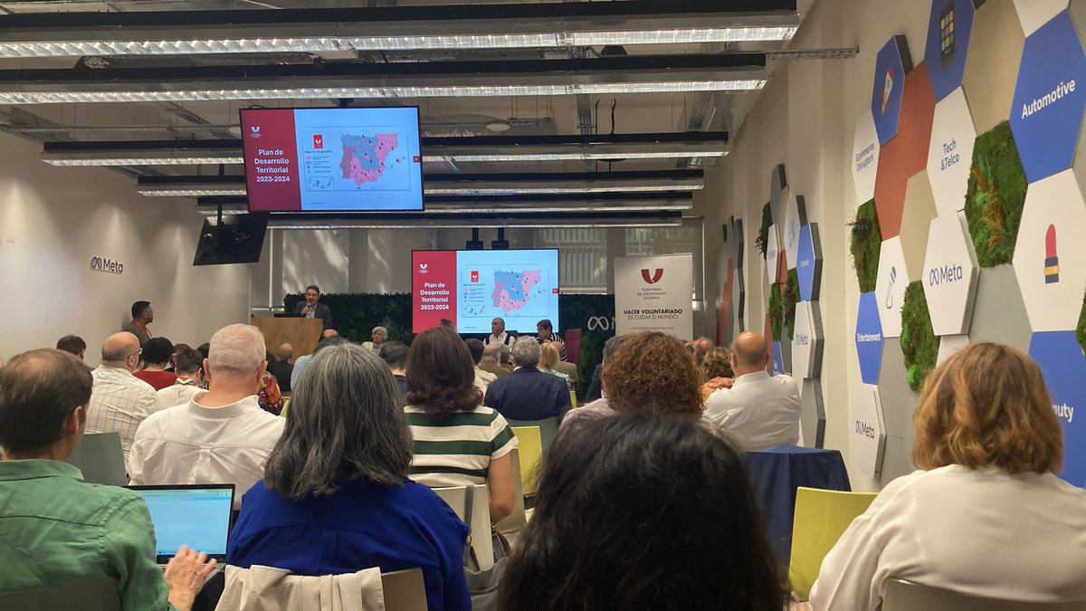 Asistiendo a la Asamblea Anual de la Plataforma voluntariado de España.