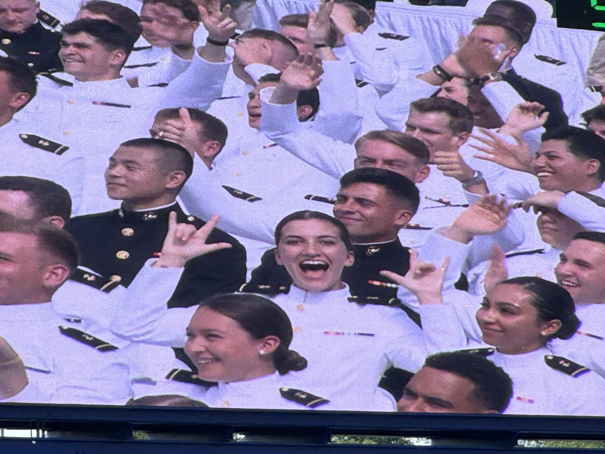 For Adversity, Victory! Congrats to the @NavalAcademy Class of 2024 new 2nd LTs & Ensigns!