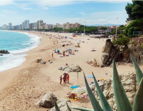 Pareu compte, famílies! Aquest cap de setmana té lloc a diferents espais de Platja d'Aro, al Baix Empordà, el #Xalaro, la X Mostra d'espectacles i turisme familiar. Passeu-vos-ho la mar de bé! agenda.cultura.gencat.cat/content/agenda…