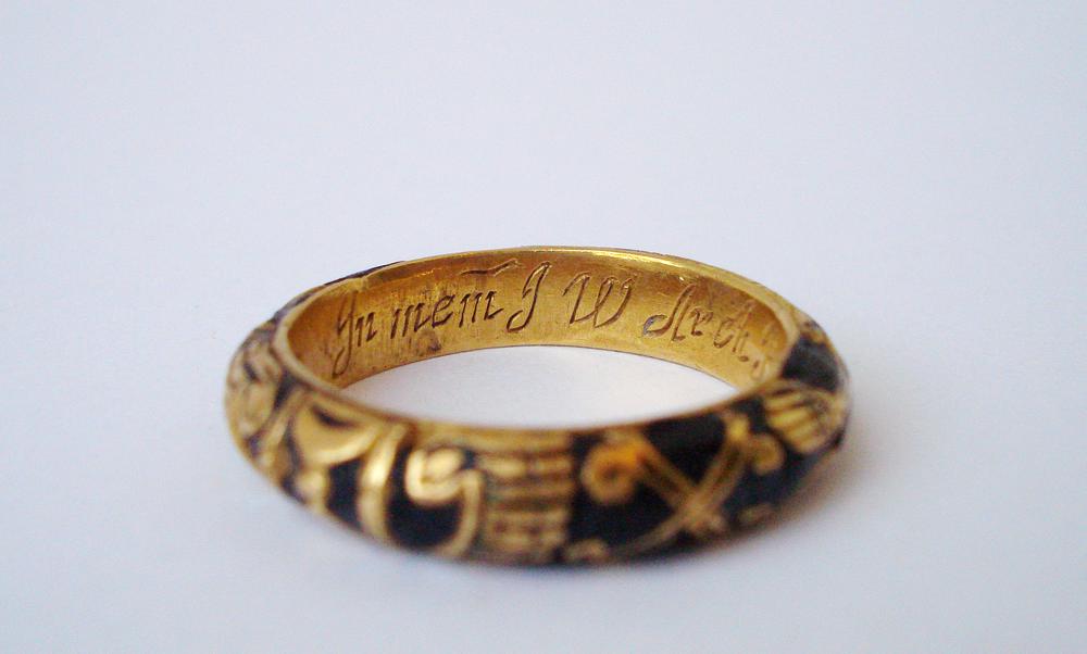 a_hucha's tweet photo. Anel de loito feito de ouro; no exterior do aro atópanse adornos cun esqueleto, ósos cruzados, un par de ás e un reloxo de area, feitos sobre superficie de esmalte negro. No interior, a inscripción di: In mem. I.W.Arch. Roch. obt 11 June 79.
S.XVII. Conservado no British Museum. https://t.co/RUmJbe8xpe