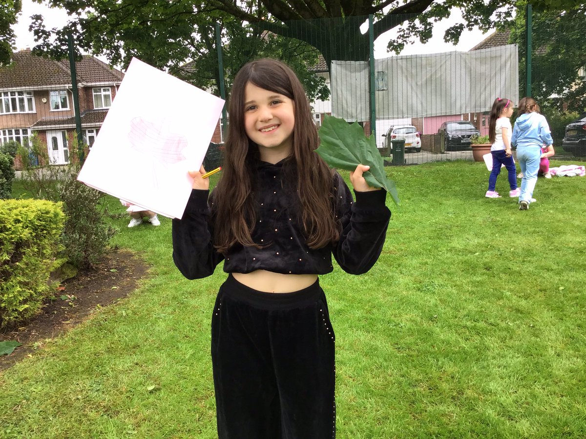 2F have had a fantastic afternoon completing observational drawings and planting sunflower seeds!