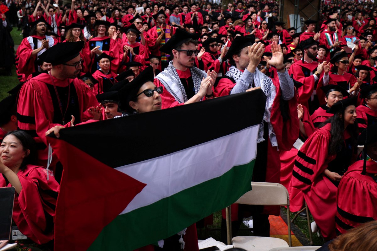 Centenars d'estudiants de Harvard marxen de l'acte de graduació al crit de 'Palestina lliure' ccma.cat/324/centenars-…