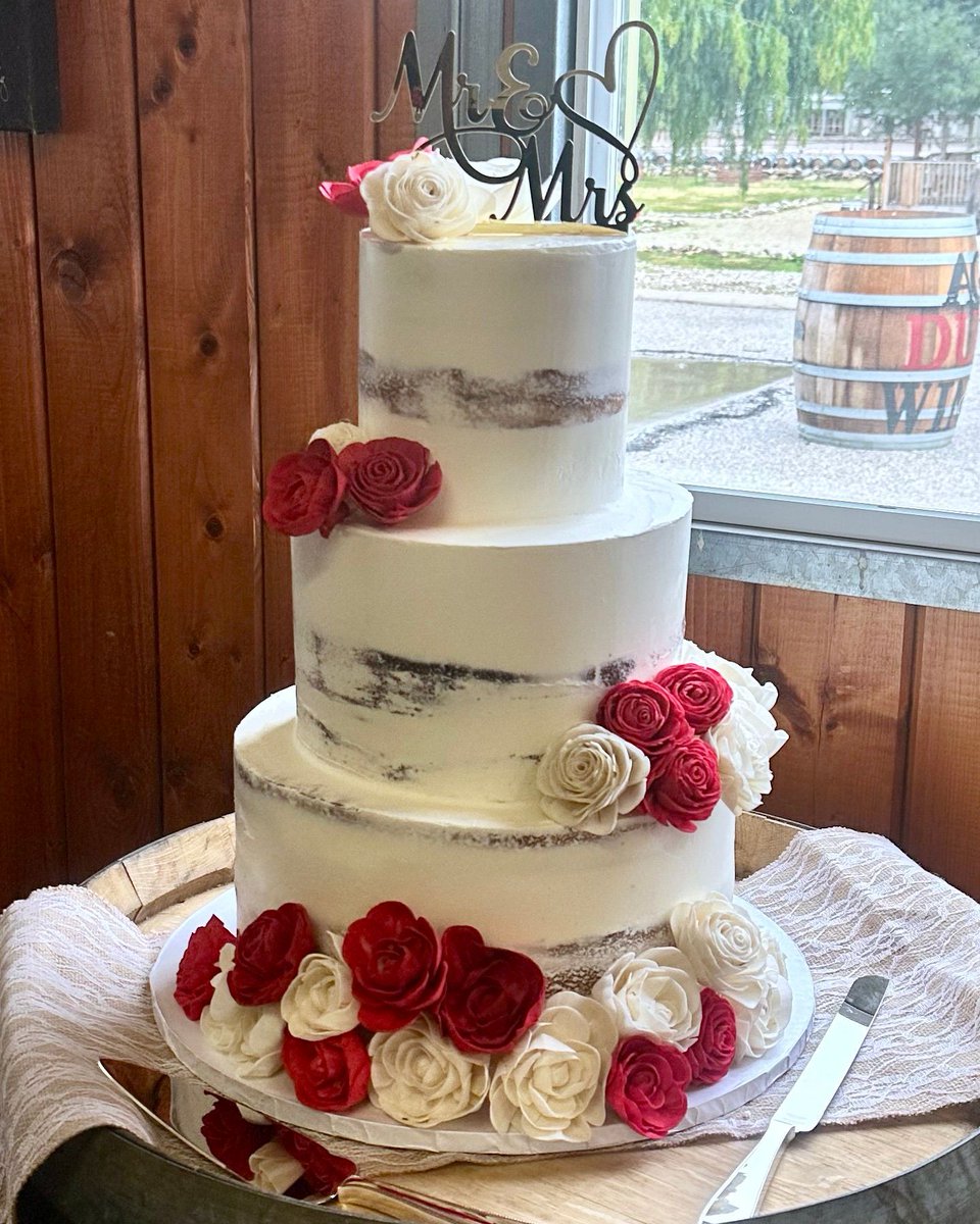 A beautiful rustic wedding deserves a cake to match 🌹🌳

#rusticweddingcake #kupcakekitchen #rusticwedding #rusticweddingdecor #rusticweddingideas #rusticweddinginspiration #weddingdesserts #weddingcakeideas #weddingcakedesign #weddingcakedesigner #santaclarita