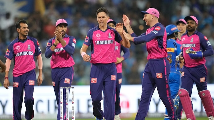 Anuragbillion24's tweet photo. Boult to Markram, caught by Chahal! Boult gets his third wicket! Markram is distraught because he leaves so cheaply. 😄
#SRHvRRTicket #SRHvsRR #qualifier2Ticket #Boult #SanjuSamson #iplplayofftickets #IPLCricketFever #TATAIPL2024 https://t.co/Vm2qtdPlex