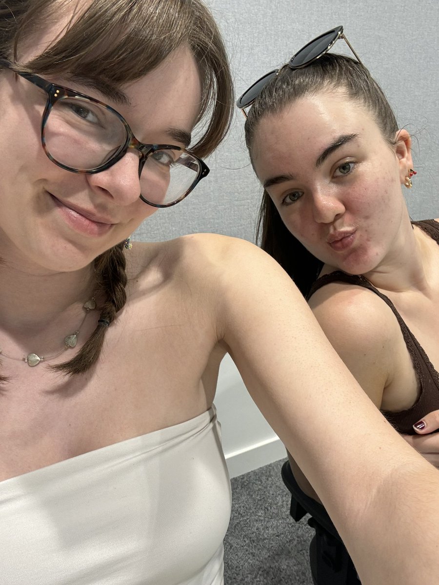 Although it’s gloomy outside, <a href="/Katefarleyjourn/">Kate Farley</a> and <a href="/abigailford28/">Abigail</a> are bringing you summer tunes to get you ready for the sun to come back!! ☀️🥰
Listen here: player.aiir.com/john-moores-un…