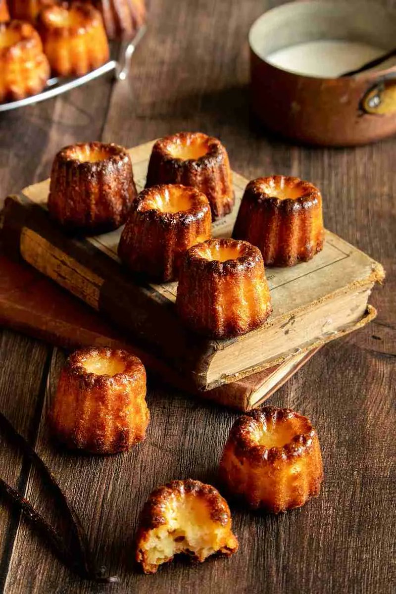 🇫🇷 𝐅𝐫𝐞𝐧𝐜𝐡 𝐂𝐚𝐧𝐞𝐥𝐞́ 🇫🇷 Canelé, a small French #pastry with a soft and tender custard center and a dark, thick caramelized crust, is a delightful treat that originated in #Bordeaux. #France #dessert #sweets 🇫🇷 𝐑𝐞𝐜𝐢𝐩𝐞 >> lucandjune.com/canele/