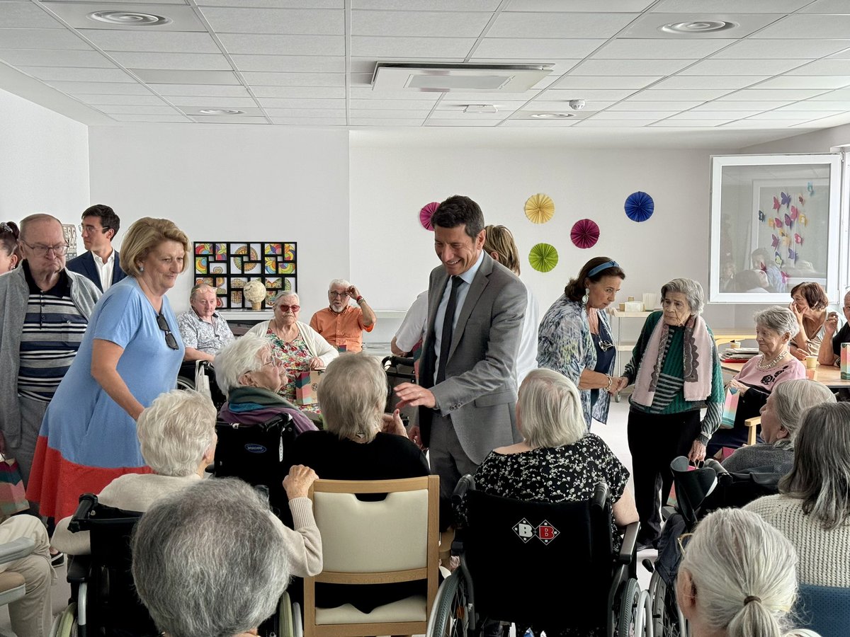 🔴 Comme chaque année à l’approche de la #FêteDesMères, @davidlisnard s’est rendu à la maternité de l’@hopitaldecannes, à la maison de retraite Simone Veil et à la Villa Baltz, centre d’accueil des femmes victimes de violences, pour partager un moment avec les mères de tous âges.