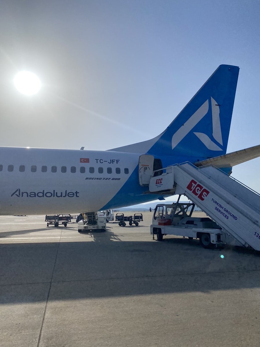 Sabah 10.50 uçağına şu an biniyoruz. Bir uçak dolusu insanı mağdur eden #ajet firmasında bir muhattap bile bulunamıyor. Saati programınıza falan uygun görünebilir, sakın inanmayın. Bu şirketi asla ama asla tercih etmeyin.