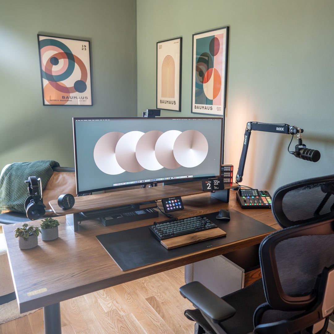 Big shoutout to dennisheck.official (IG) for sharing your desk setup! 🙌 Excited to see the Q1 Pro by your side as you dive into the world of custom keyboards. #KeychronQ1Pro #Keychron #keyboard #customkeyboard #mechanicalkeyboard #wirelesskeyboard #desksetup