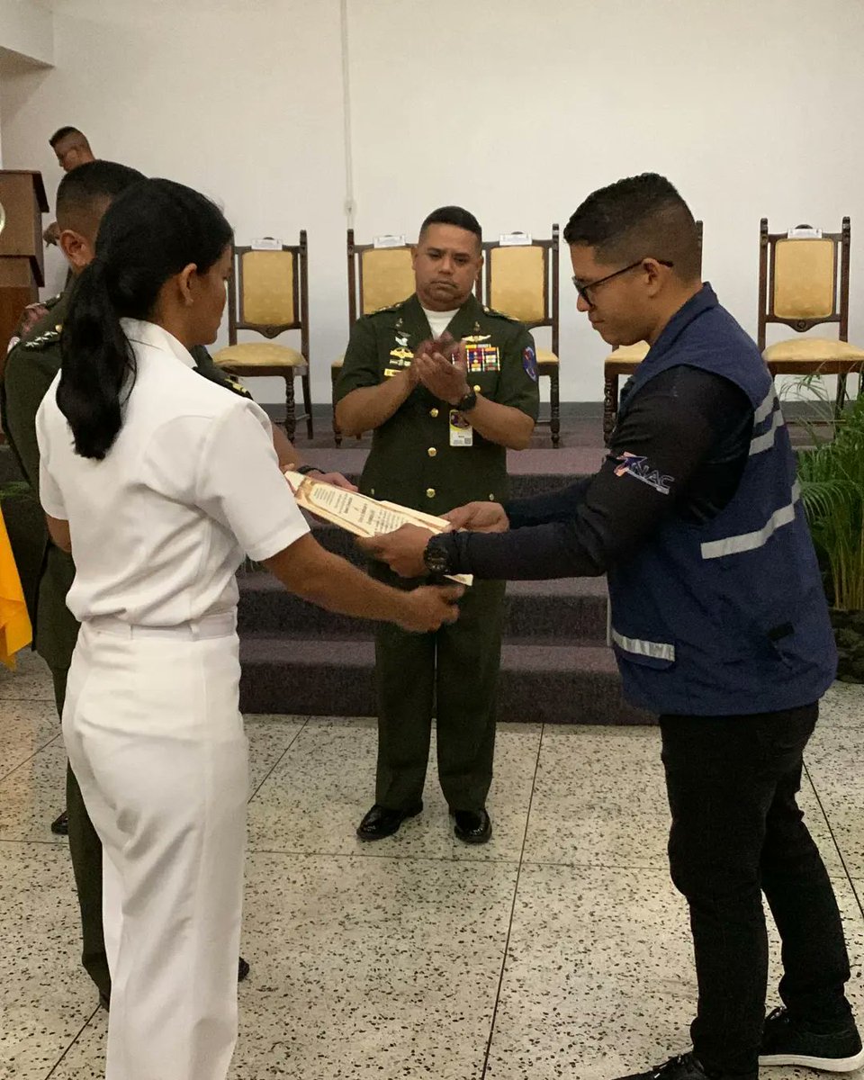 umbv_einf's tweet photo. 🇻🇪 Clausura del Curso Básico de Operador de Sistema Aéreo Remotamente Pilotado (SARP).

La @einf_umbv realizó la clausura del Curso Básico de Operador del Sistema  Aéreo Remotamente Pilotado.

¡ALMA DEL ARMA Y ANTORCHA DEL EJÉRCITO!

#FANB#UMBV#EINF#CIAC#ELESEQUIBOESNUESTRO https://t.co/EpVV2aIZOD