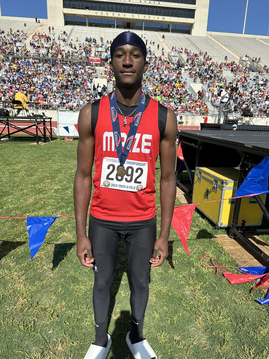 6A boys high jump state champion🥇

Alan Hanna of Maize wins the state title in high jump with a jump of 6-10. 

#trackinkansas