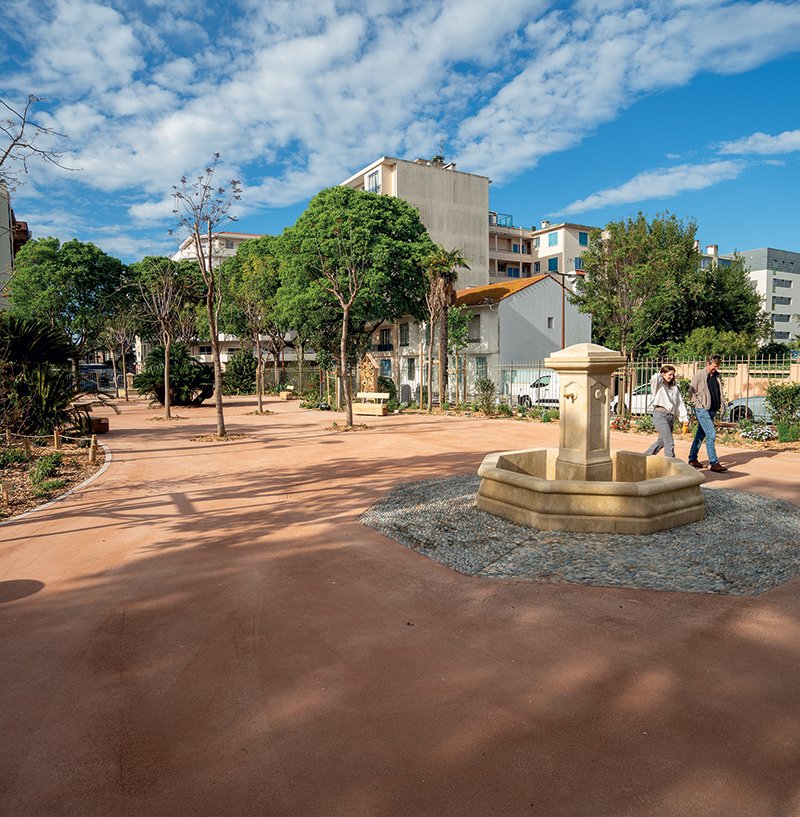 Faire pousser un jardin public à 10 mn à pied de chaque groupe d’habitations collectives, c’est l'engagement de la Ville d’#antibes. Le dernier en date, est le square Vilmorin à #juanlespins qui a bénéficié d'une rénovation avec des matériaux 100% naturels. Info :