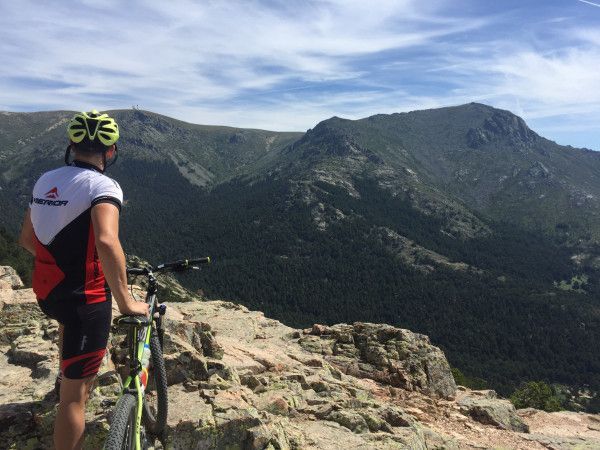 ¿Te imaginas disfrutar de un paseo en bicicleta por la Sierra de Guadarrama sin salir de la ciudad? MadRural lo hace posible con una experiencia en realidad virtual 🚴‍♂️🌲aquienlasierra.es/sierra-de-guad… 📣 @aquienlasierra #TomavistasFestival #ExperienciaRural