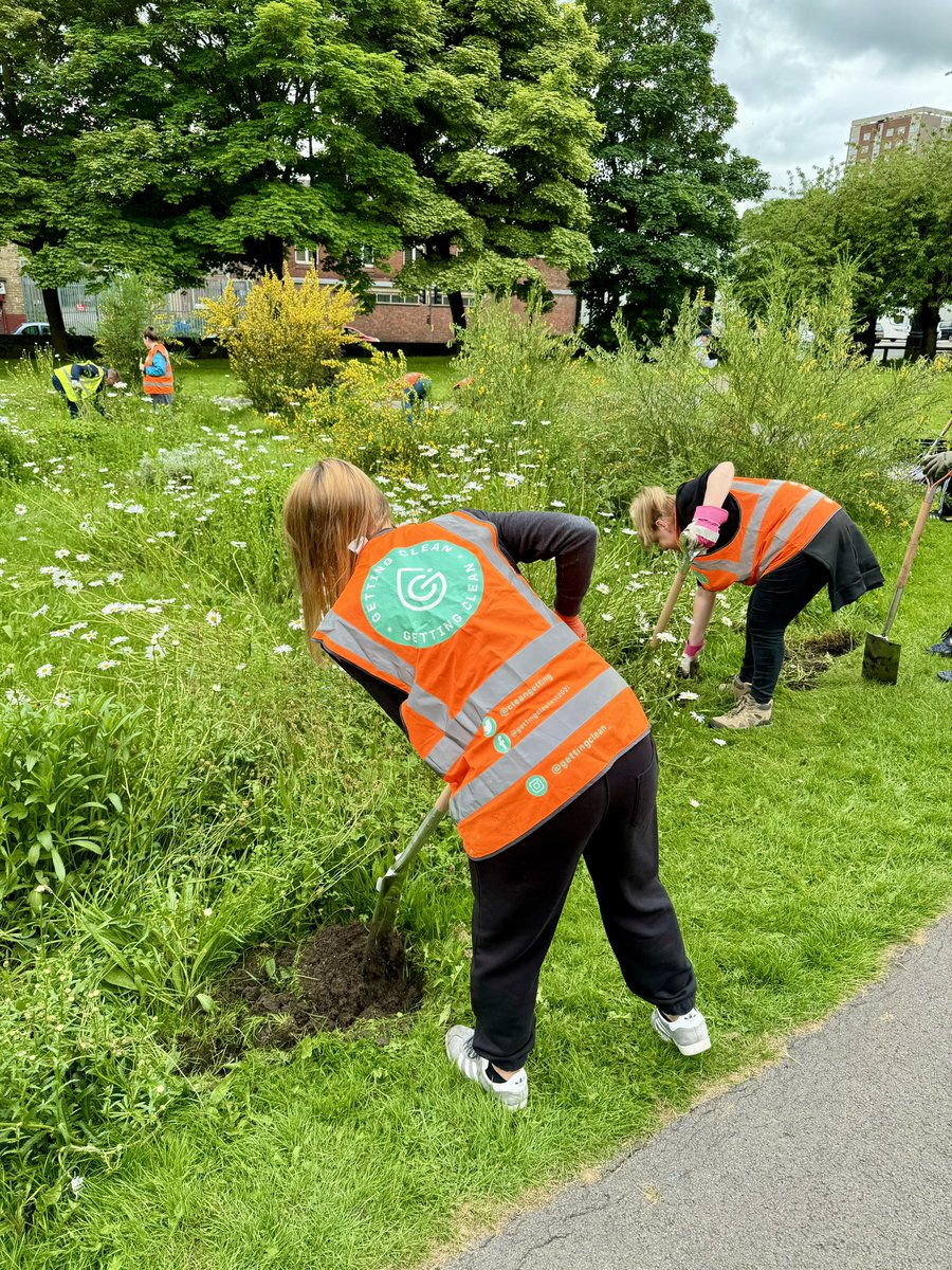 Today we planted lots of seeds to bring some colour & life into Armley. Our volunteers - Friends - Recovery Family came together to support the planet and local communities. Challenging Stigma and changing the perception of addiction! #beautiful #LERO #support #bees 🌻🐝🔷🌍🙏