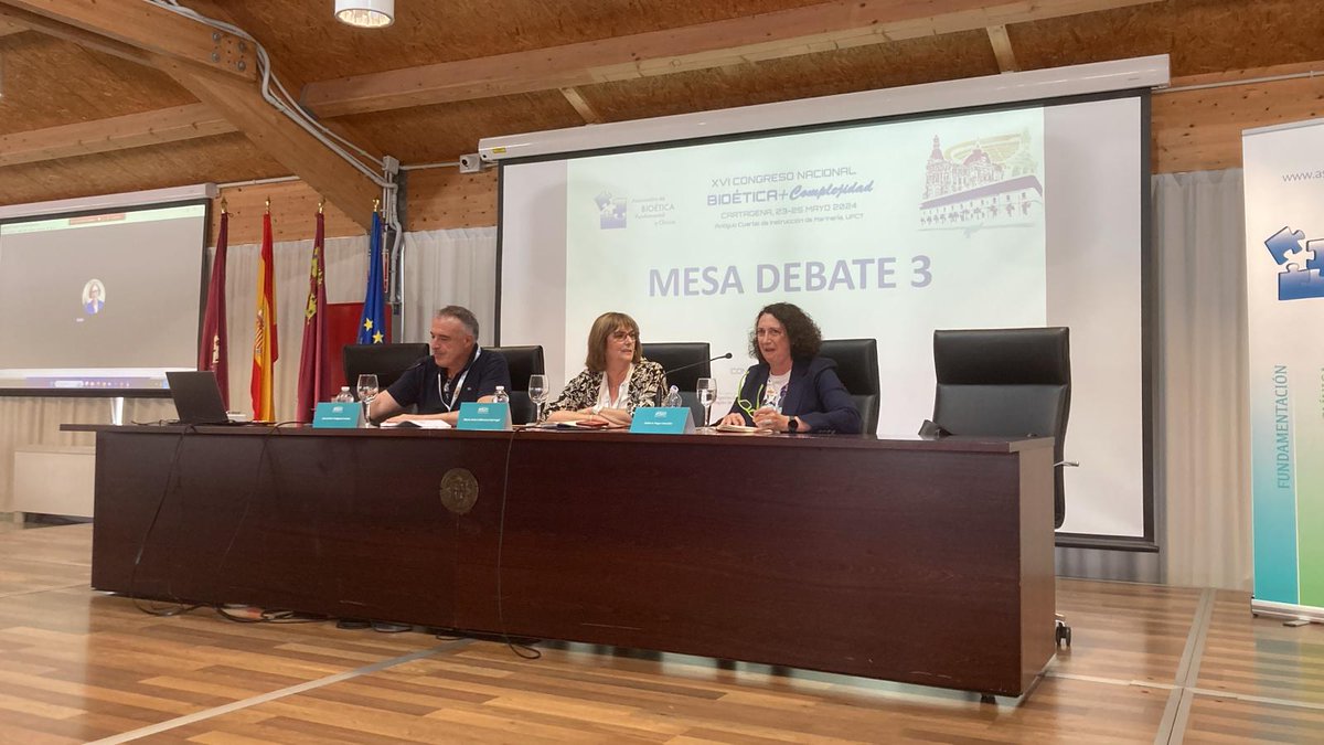 "LA COMPLEJIDAD DE LA ATENCIÓN Y LOS CUIDADOS ANTE EL RETO DEL ENVEJECIMIENTO,
LA DEPENDENCIA Y LA CRONICIDAD AVANZADA": mesa 3 de debate del Congreso <a href="/ABFyC/">ABFyC</a> Moderadora: MARIJE GOIKOETXEA ITURREGI. Ponentes: DOLORES PUGA GONZALEZ, JAVIER YANGUAS LEZAUN y ADELINA COMAS-HERRERA.