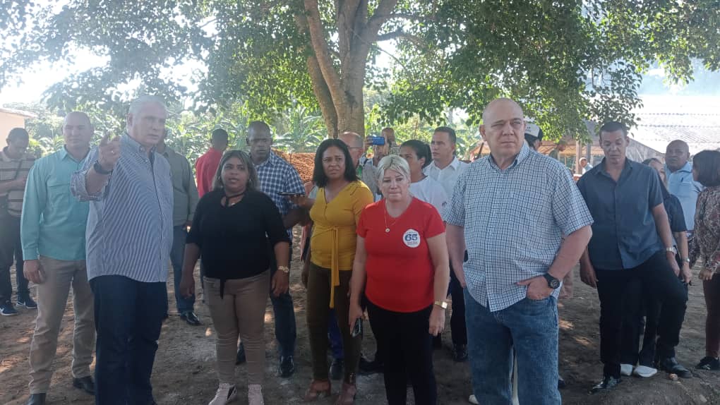 Con el concepto de intercambiar directamente con las masas para conocer las dificultades en el terreno y sus posibles soluciones, se encuentran hoy en Yara, Granma, el Presidente <a href="/DiazCanelB/">Miguel Díaz-Canel Bermúdez</a> y <a href="/DrRobertoMOjeda/">Dr. Roberto Morales Ojeda</a>. #GenteQueSuma #EstaEsLaRevolución