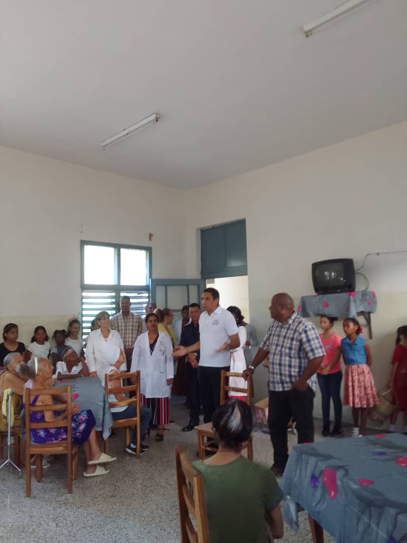 Se realiza visita gubernamental en la #LaHabana .
En el municipio #Marianao, el Ministro de Transporte Eduardo Rodríguez Dávila intercambia con la población en la parada del Hospital Militar, visita la escuela especial Dora Alonzo y otras entidades 
<a href="/JoseConeGon/">José Conesa González</a>
<a href="/TatianaVieraHe3/">Tatiana Viera Hernández</a>