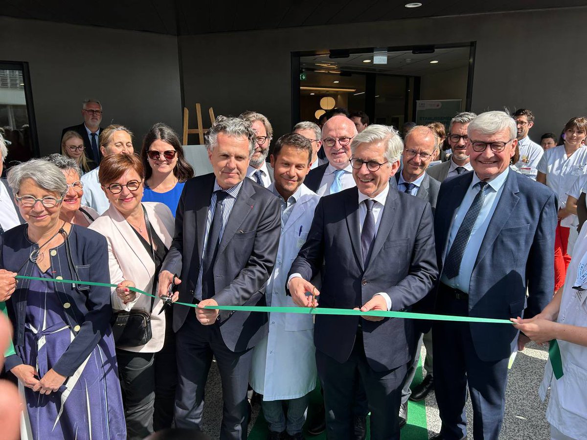 Inauguration du nouveau bâtiment Terre et Maine @chu_angers qui accueille des services de gériatrie & des soins médicaux & de réadaptation en présence de @fredvalletoux Ministre de la Santé & @ChristopheBechu Ministre de la Transition écologique et de la cohésion des territoires.