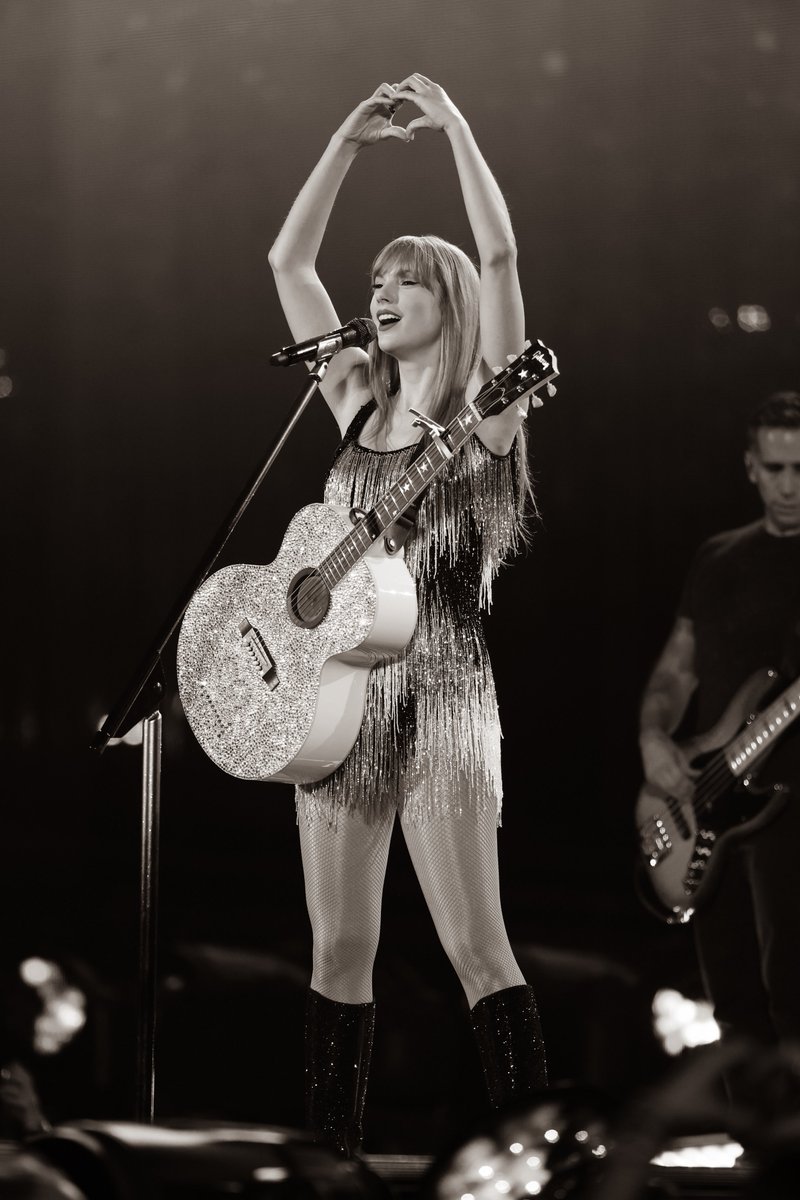 taylornation13's tweet photo. There's something 'bout the way the streets of #LisbonTSTheErasTour look today. 🫶 It's our chairman's first-ever show here! Could you give her the biggest #TSTheErasTour welcome? ✨
📸: Michael Campanella/TAS24/Getty

https://t.co/Y3OueW8VAW https://t.co/L6zPiCYc0J