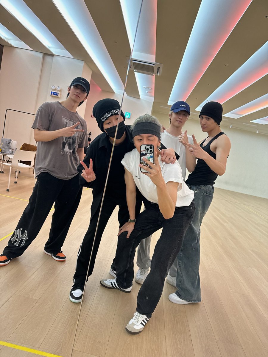 SF9official tweet media