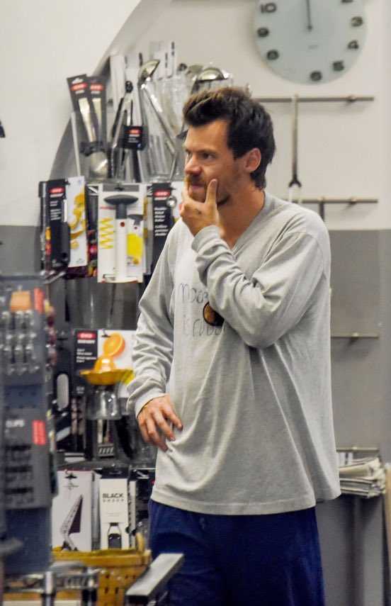 sweetstylesbr's tweet photo. 📸| Harry comprando utensílios de cozinha em Roma, recentemente. ✨21.05.2024 https://t.co/3jThnpqiB1