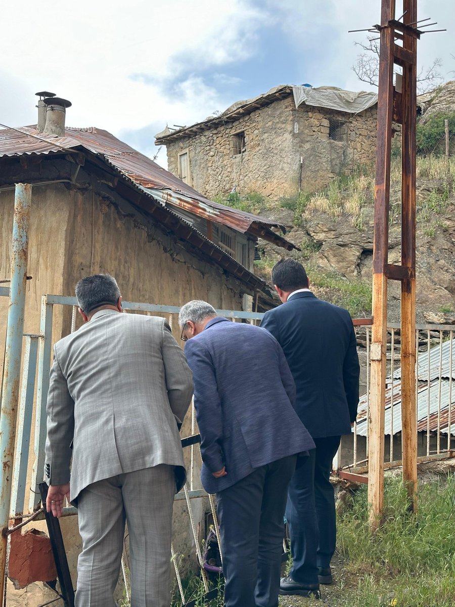 📍Hakkari Milli Eğitim Vakfı İlk/Ortaokulu 🔴 İl Müdürümüz Sn. Nurettin Yılmaz, Şube Müdürümüz Sn. Oktay Kızılkaya eşliğinde, büyük onarım kapsamına alınacak Hakkari Milli Eğitim Vakfı İlk/Ortaokulu'nda incelemelerde bulundu.🏚️👨‍🔧🛠️ @tcmeb @Yusuf__Tekin @alicelik_64