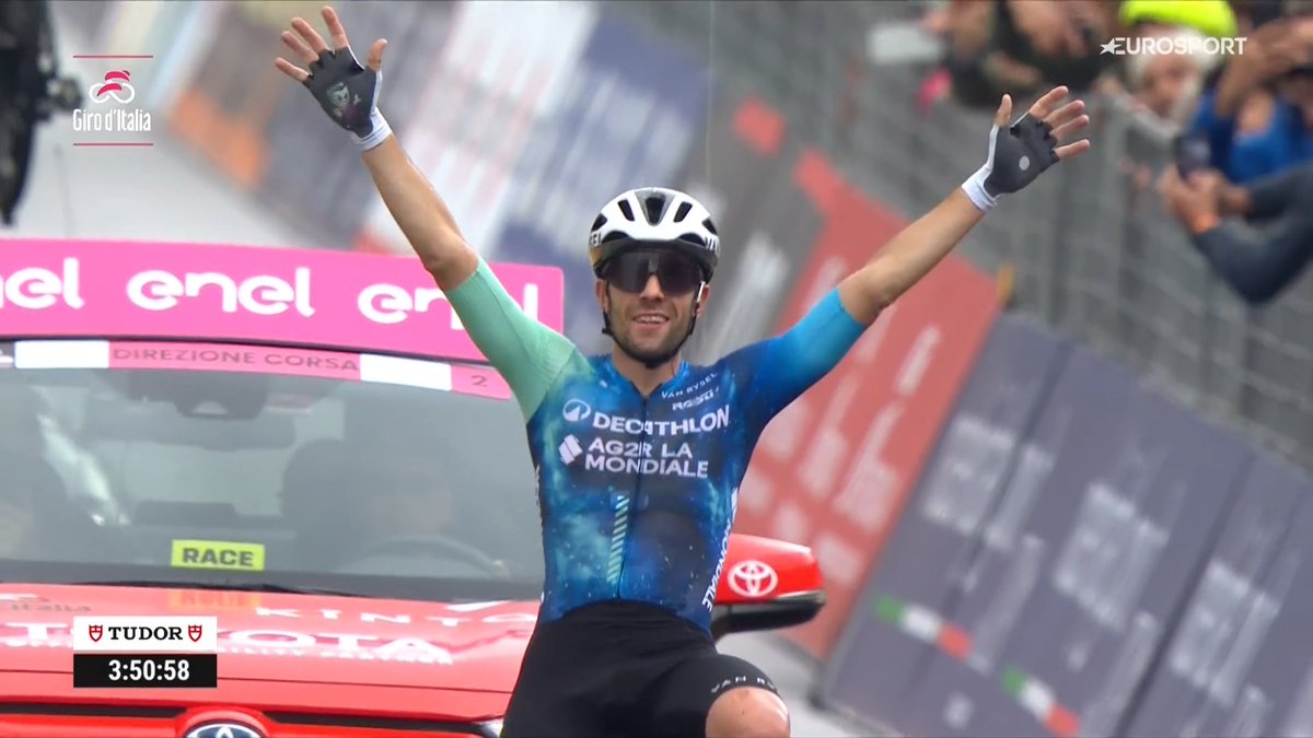 ANDREA VENDRAME DÉCROCHE UN NOUVEAU SUCCÈS POUR DECATHLON-AG2R ! Présent de toutes les échappées aujourd'hui, l'Italien s'impose en solitaire après avoir réussi à s'isoler dans la descente du Sella Valcalda, à une trentaine de kilomètres de l'arrivée ! #Giro