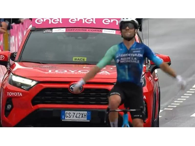 Grande impresa di Andrea Vendrame che conquista la tappa numero 19 del #GirodItalia: scattato in discesa, il veneto ha staccato tutti i compagni di fuga conquistando il suo secondo successo in carriera alla corsa rosa
tuttobiciweb.it/article/171655…