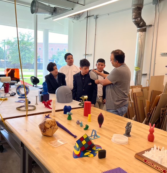 Art students @Impact_AISD boosting their creativity through the interactive Makerspace lab at @RiceUniversity . Experiencing the interdisciplinary demonstrations was a game changer. Stay tuned for more greatness! #MyAldine #Art #DesignInspiration @JonathanKegler @NewmanKaileigh